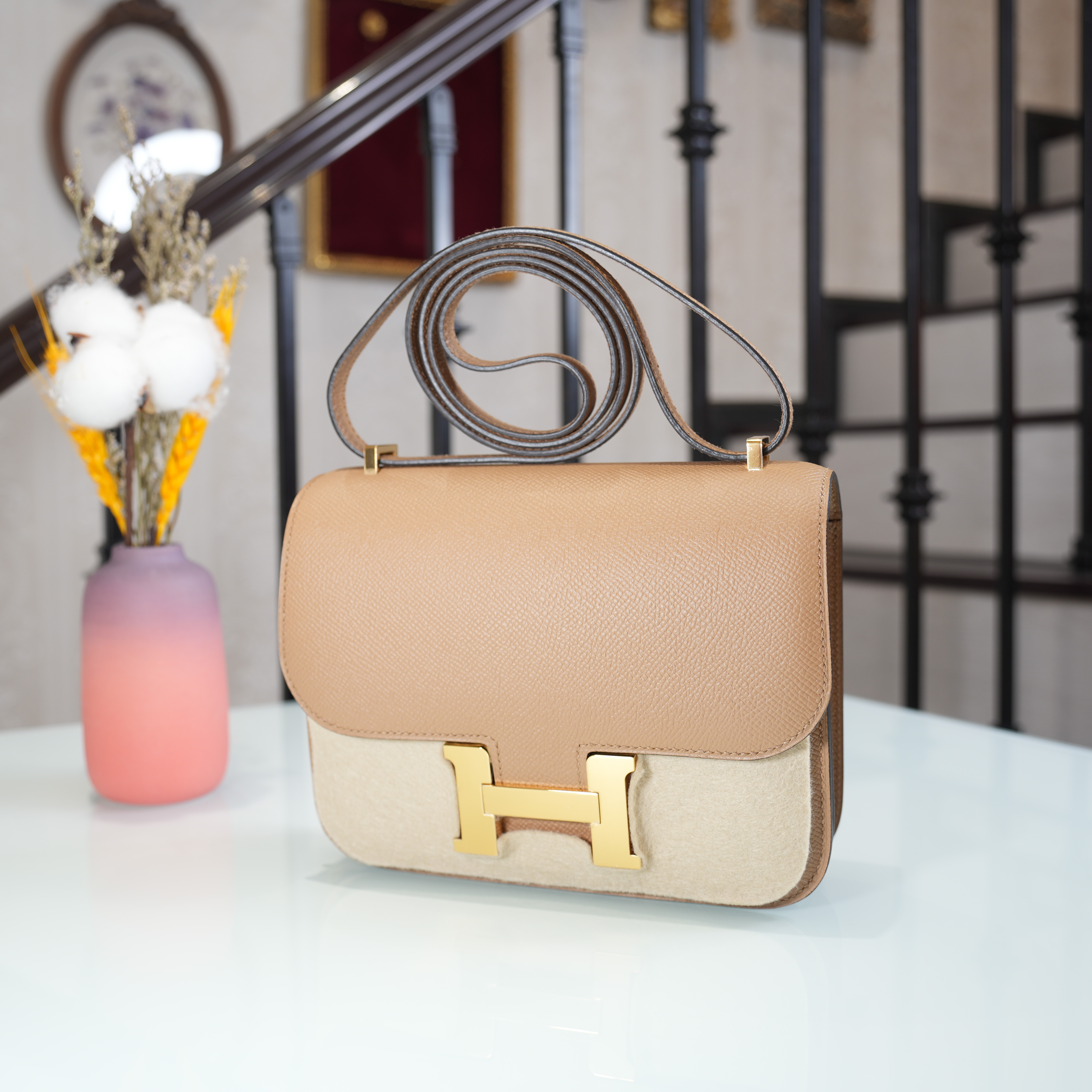 CONSTANCE 19 CC0M-奶茶色金扣EPSOM皮