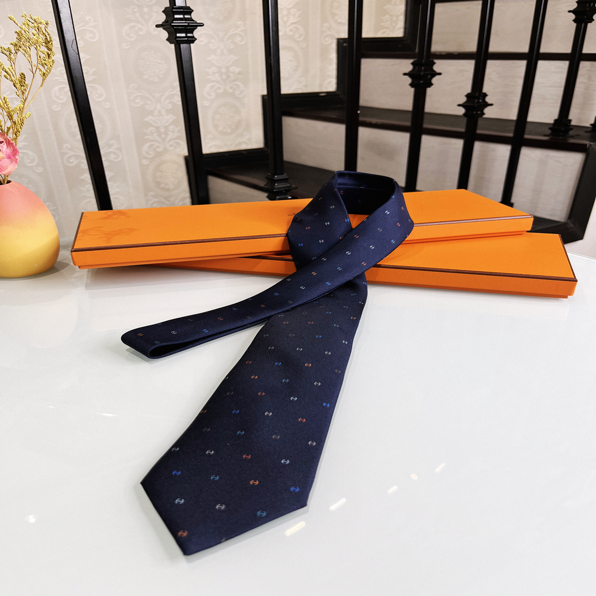 蓝色猪鼻子彩色印花领带